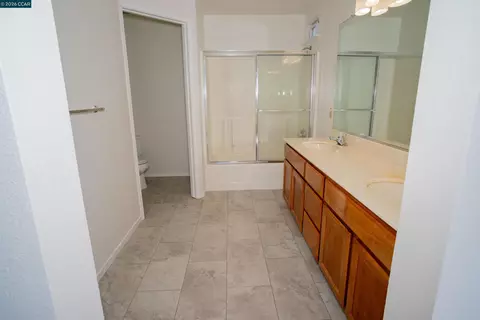 Bath - 116 Bayhurst Dr, Vallejo, CA 94591 photo 5 of 8
