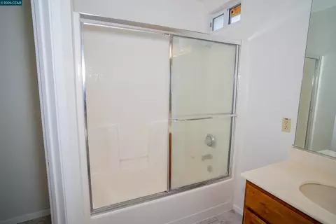 Bath - 116 Bayhurst Dr, Vallejo, CA 94591 photo 6 of 8