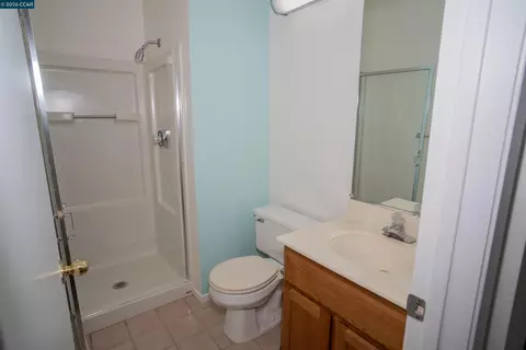Bath - 116 Bayhurst Dr, Vallejo, CA 94591 photo 2 of 8