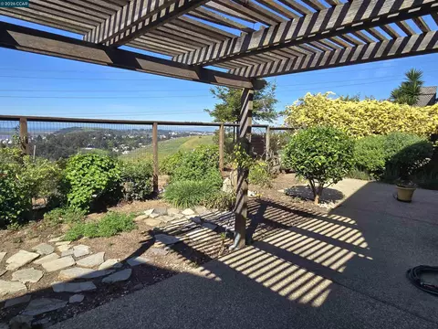Exterior - 116 Bayhurst Dr, Vallejo, CA 94591 photo 5 of 6