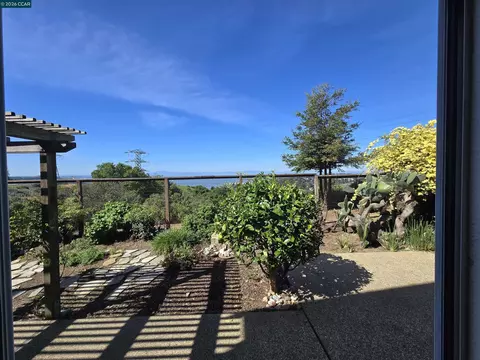 Exterior - 116 Bayhurst Dr, Vallejo, CA 94591 photo 4 of 6