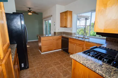 Kitchen - 116 Bayhurst Dr, Vallejo, CA 94591 photo 2 of 4