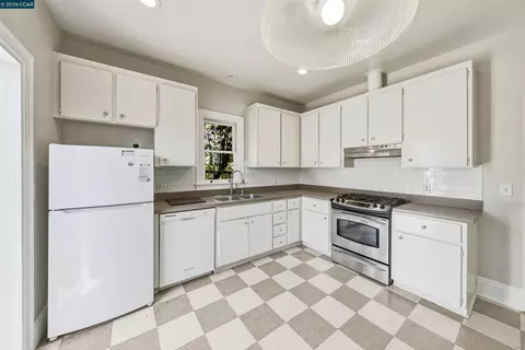 Kitchen - 133 Pinole St, Hercules, CA 94547 photo 3 of 4