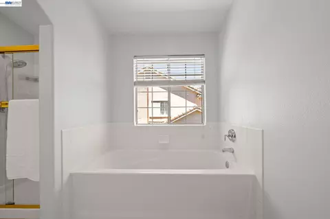 Bath - 1274 Echo Summit St, Livermore, CA 94551 photo 4 of 5