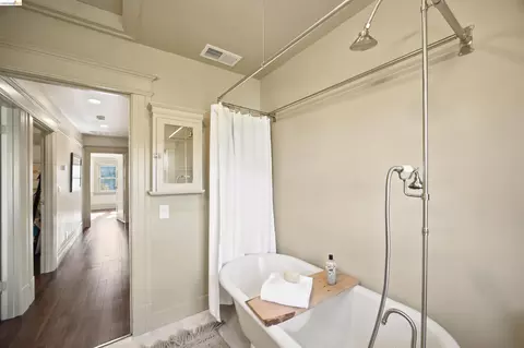 Bath - 2117 Grant St, Berkeley, CA 94703 photo 2 of 6