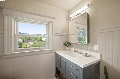 Bath - 2117 Grant St, Berkeley, CA 94703 photo 3 of 6