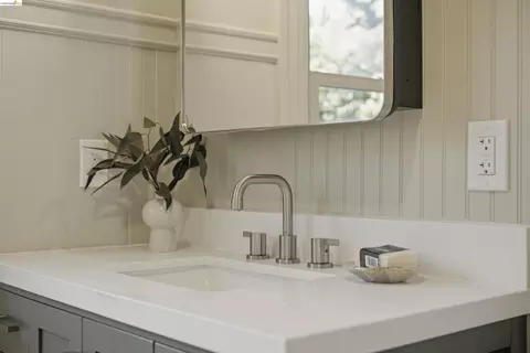 Bath - 2117 Grant St, Berkeley, CA 94703 photo 5 of 6