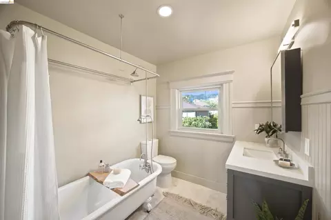 Bath - 2117 Grant St, Berkeley, CA 94703 photo 4 of 6