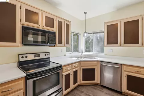 Kitchen - 243 Florence Ct, Hercules, CA 94547 photo 2 of 2