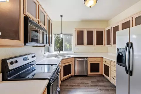 Kitchen - 243 Florence Ct, Hercules, CA 94547 photo 1 of 2