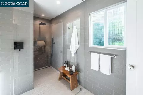 Bath - 1009 Regio Ct, Lafayette, CA 94549 photo 2 of 8