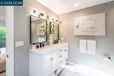 Bath - 1009 Regio Ct, Lafayette, CA 94549 photo 3 of 8
