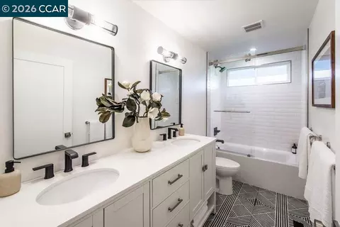 Bath - 1009 Regio Ct, Lafayette, CA 94549 photo 5 of 8