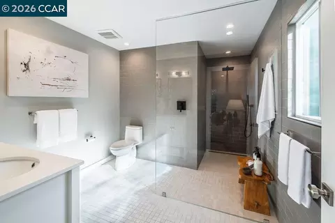 Bath - 1009 Regio Ct, Lafayette, CA 94549 photo 1 of 8