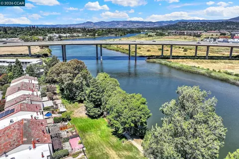 908 Marina Dr, Napa, CA 94559