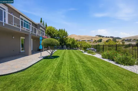 Exterior - 3024 Overlook Dr, Vallejo, CA 94591 photo 9 of 12