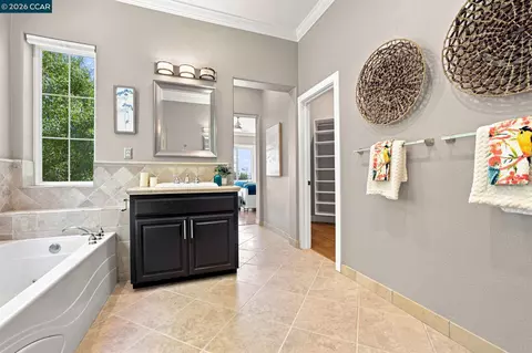 Bath - 3024 Overlook Dr, Vallejo, CA 94591 photo 4 of 6