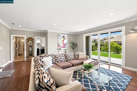 Living - 3024 Overlook Dr, Vallejo, CA 94591 photo 9 of 11