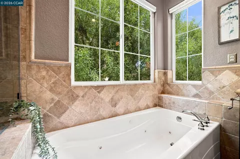 Bath - 3024 Overlook Dr, Vallejo, CA 94591 photo 3 of 6