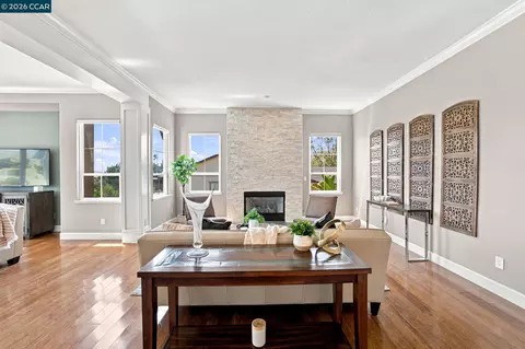Living - 3024 Overlook Dr, Vallejo, CA 94591 photo 5 of 11