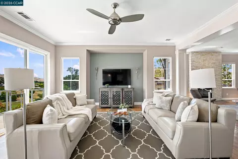 Living - 3024 Overlook Dr, Vallejo, CA 94591 photo 2 of 11