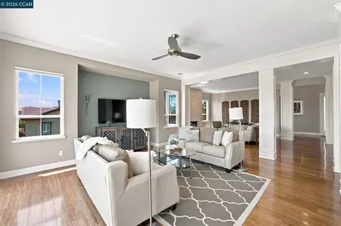 Living - 3024 Overlook Dr, Vallejo, CA 94591 photo 3 of 11