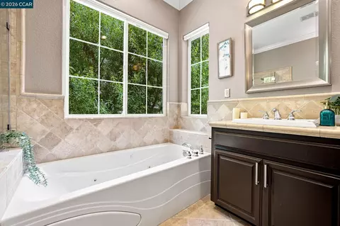 Bath - 3024 Overlook Dr, Vallejo, CA 94591 photo 2 of 6