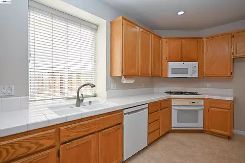 Kitchen - 2245 Sabrina Way, Tracy, CA 95377 photo 2 of 2
