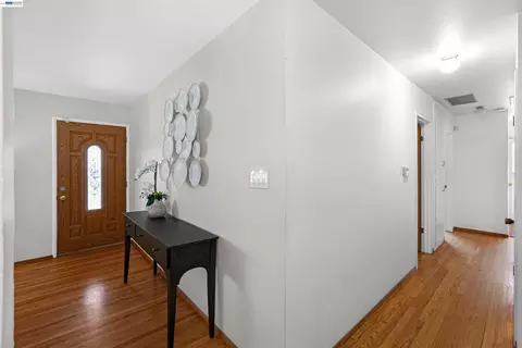 Entry Way - 885 Devonshire Ave, San Leandro, CA 94579 photo 1 of 5