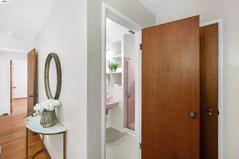 Entry Way - 885 Devonshire Ave, San Leandro, CA 94579 photo 5 of 5