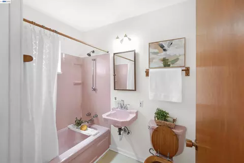 Bath - 885 Devonshire Ave, San Leandro, CA 94579 photo 2 of 2