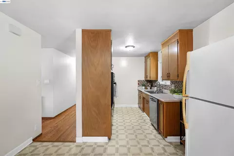 Entry Way - 885 Devonshire Ave, San Leandro, CA 94579 photo 3 of 5