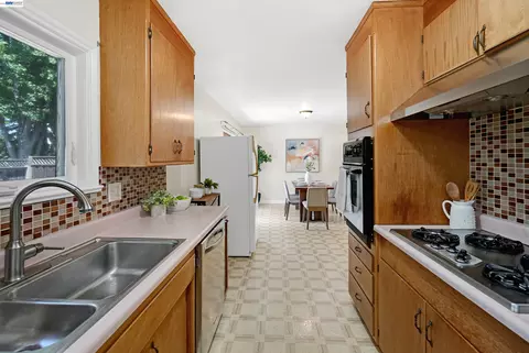 Kitchen - 885 Devonshire Ave, San Leandro, CA 94579 photo 4 of 5