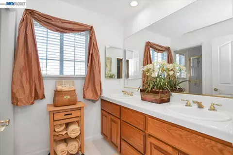 Bath - 82 Edgeview Ct, Discovery Bay, CA 94505 photo 4 of 4