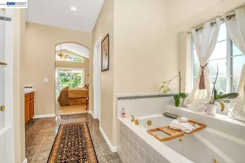 Entry Way - 82 Edgeview Ct, Discovery Bay, CA 94505 photo 2 of 4