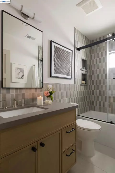 Bath - 1646 10th St, Berkeley, CA 94710 photo 4 of 5