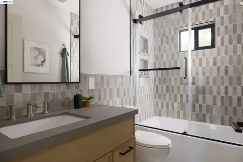 Bath - 1646 10th St, Berkeley, CA 94710 photo 5 of 5