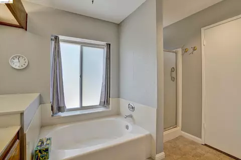 Bath - 113 Pierre Ct, Vallejo, CA 94591 photo 4 of 5