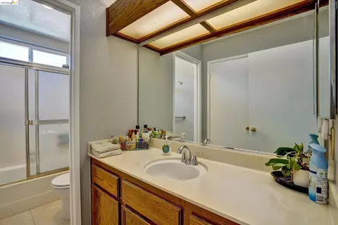 Bath - 113 Pierre Ct, Vallejo, CA 94591 photo 5 of 5