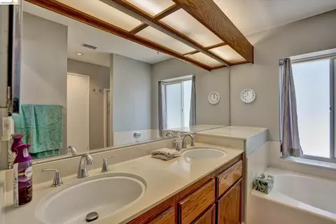 Bath - 113 Pierre Ct, Vallejo, CA 94591 photo 3 of 5