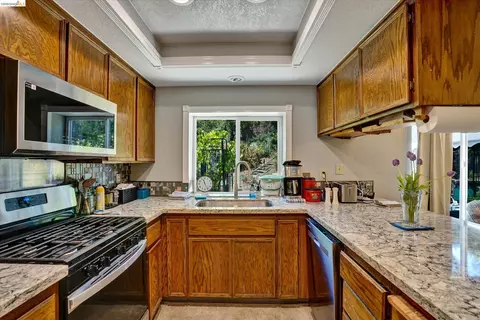 Kitchen - 113 Pierre Ct, Vallejo, CA 94591 photo 2 of 3