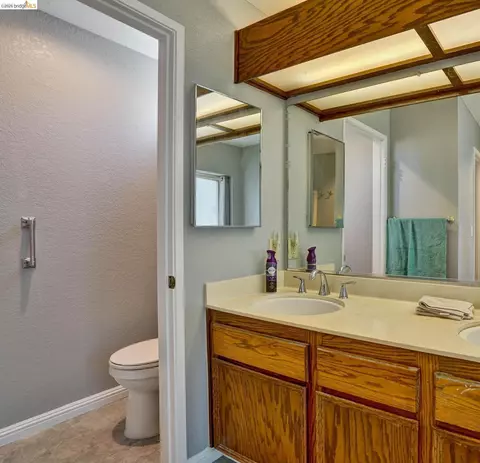 Bath - 113 Pierre Ct, Vallejo, CA 94591 photo 2 of 5