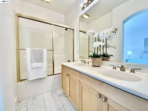 Bath - 831 Heavenly Pl, Milpitas, CA 95035 photo 4 of 8