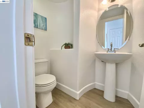 Bath - 831 Heavenly Pl, Milpitas, CA 95035 photo 1 of 8