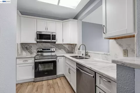 Kitchen - 7003 Stagecoach Rd #D, Dublin, CA 94568 photo 2 of 2