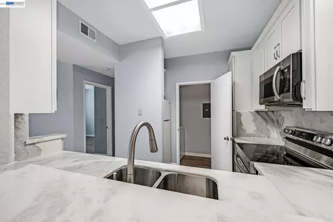Kitchen - 7003 Stagecoach Rd #D, Dublin, CA 94568 photo 1 of 2