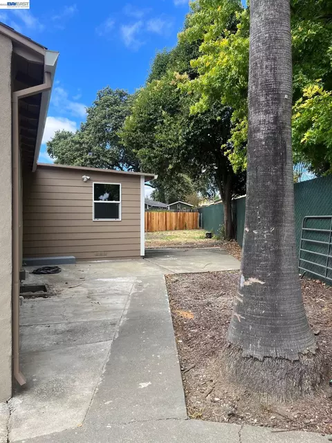 Exterior - 1015 Ruby Ct, Santa Rosa, CA 95407 photo 5 of 6
