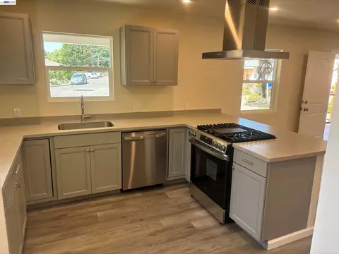 Kitchen - 1015 Ruby Ct, Santa Rosa, CA 95407 photo 2 of 2