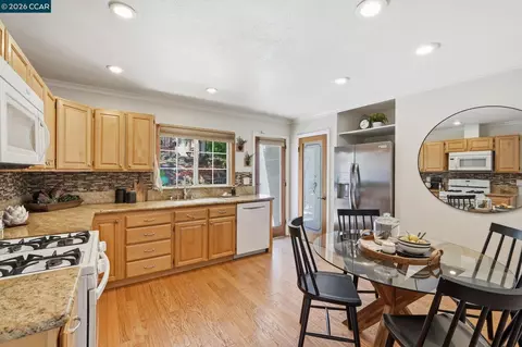 Kitchen - 210 Vista Way, Martinez, CA 94553 photo 4 of 4