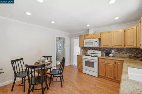 Kitchen - 210 Vista Way, Martinez, CA 94553 photo 3 of 4